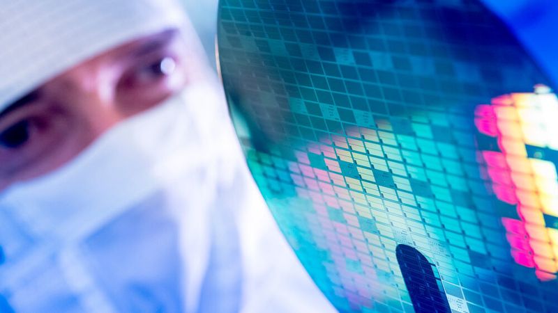 Sichtprüfung der Siliziumkarbid-Halbleiter während der Produktion in der Waferfab von Bosch.