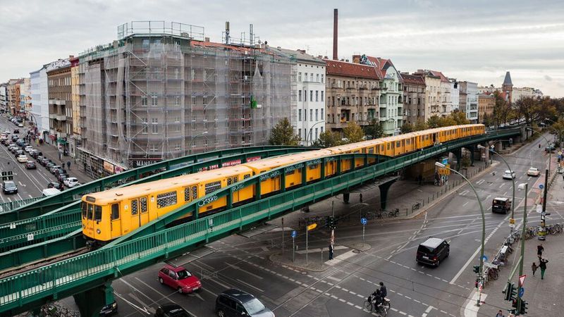In großen Städten wie Berlin drängeln sich verschiedene Mobilitätsanbieter neben Platzhirschen wie der BVG.
