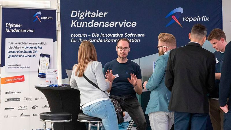 Repairfix-Geschäftsführer Fabian Pape (Mitte) erklärt hier bei den Würzburger Karosserie- und Schadenstagen seine Software Motum.