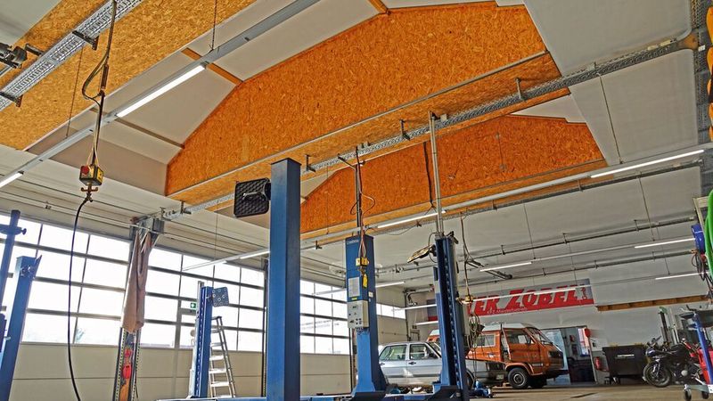 Die kernsanierte Werkstatthalle ist dank entsprechender Dämmung nicht nur energieeffizient, sondern mit den beiden Aussparungen in der Decke jetzt auch für den Service an Wohnmobilen und Hochdach-Transportern geeignet.