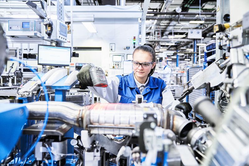 Blick in die Produktion von Abgastechnik am Standort Neunkirchen.