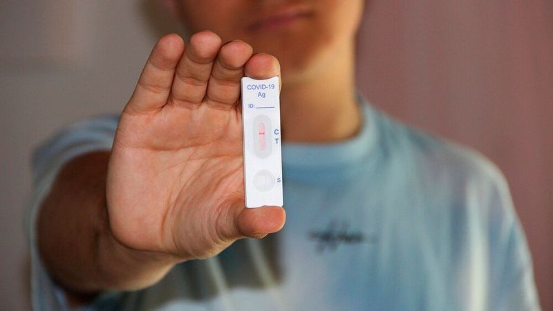 Arbeitgeber müssen weiterhin zweimal wöchentlich Selbsttests anbieten, sie sind aber nicht verpflichtet, den Selbsttest zu überwachen.