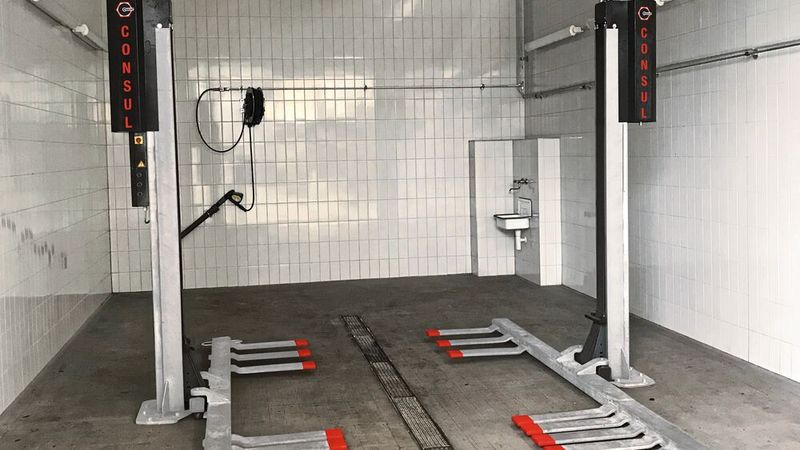 Zweisäulen-Hebebühne mit Essmann-Brücke: Außen liegende Längsträger gestatten den ungehinderten Zugang zum gesamten Unterboden.