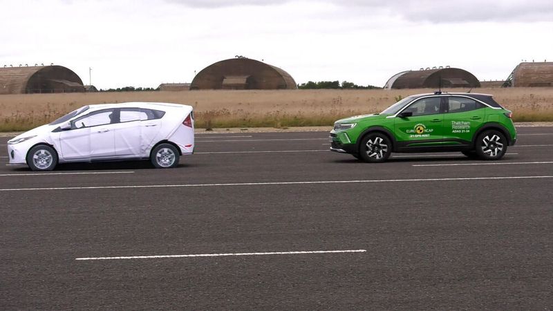 Das Arsenal der Assistenzsysteme im Opel Mokka-E bietet im Hinblick auf den Autobahnpiloten ledigich „Einstiegsniveau“.