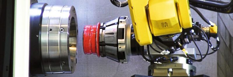 Spannköpfe und Anschläge: In den dafür ausgerüsteten Spannfuttern Toplus AC können Roboter werkstückspezifische Spanneinsätze automatisiert und zuverlässig bei hoher Wiederholgenauigkeit wechseln.