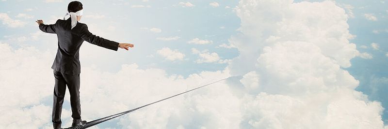 Die Strategie „Augen zu und durch“ kann bei der Cloud-Migration schnell gefährlich werden; wer die Risiken kennt und vermeidet, kommt erfolgreicher ans Ziel.