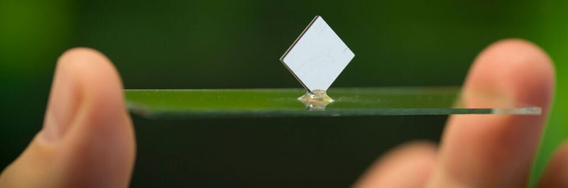 Die Mikrobatterie: sie ist nur wenige Millimeter groß.