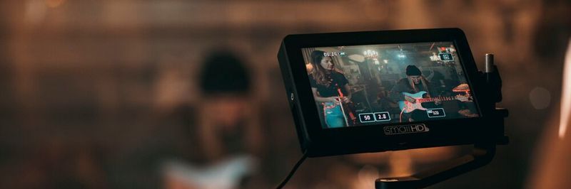 Um aus der Masse hervorzustechen eignet sich eigener Video-Content hervorragend.