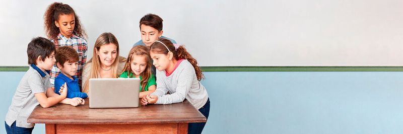 „Dies ist für die politisch Verantwortlichen ein Armutszeugnis nach mehr als 20 Monaten Pandemie. Die Schulen müssen unbürokratischer, schneller und besser ausgestattet werden“, sagte Susanne Lin-Klitzing, die Bundesvorsitzende des Philologenverbands, der die Gymnasiallehrer vertritt