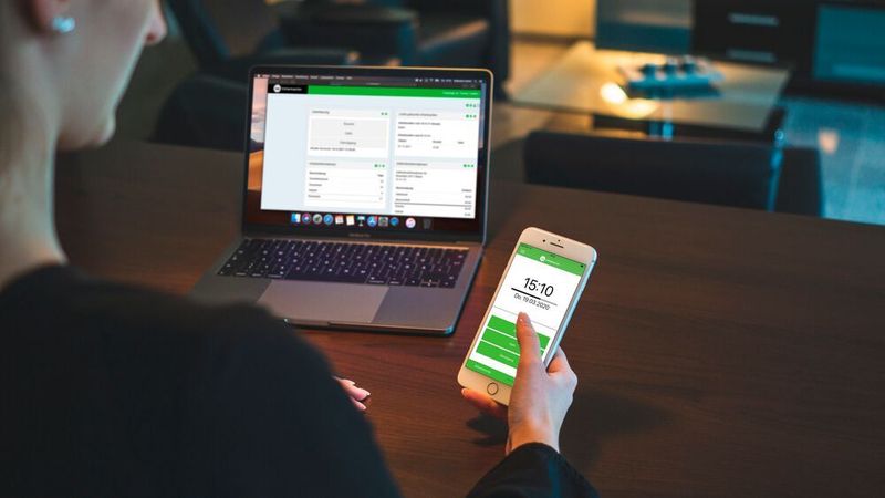 Arbeit im Homeoffice verleitet dazu, anderen Tätigkeiten außerhalb des eigentlichen Jobs nachzugehen – davon sind rund 37 Prozent der Manager in Unternehmen ab 1.000 Mitarbeitern überzeugt.