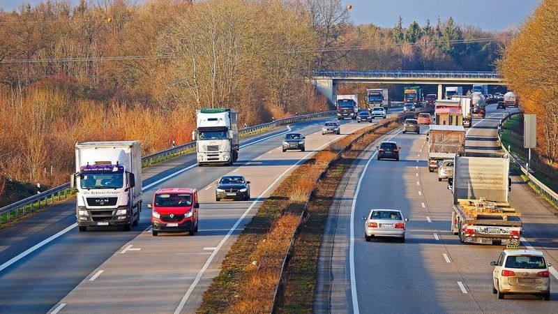 Die Lkw-Maut auf Autobahnen gibt es in Deutschland seit 2005. Die Höhe der Summe muss sich an den tatsächlichen Wegekosten orientieren.