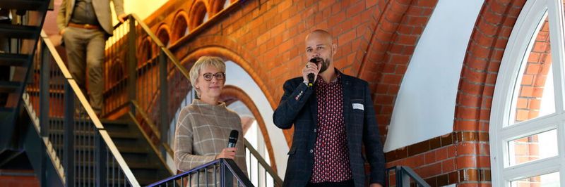 Silvia Habeck, Partnermanagerin und ComTeam-Chef Sven Glatter eröffnen die Partnerkonferenz im ehemaligen Hauptzollamt Hamburg.