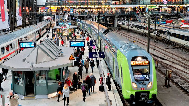 Die Berliner Politik fordert mehr Effizienz von der Deutschen Bahn.