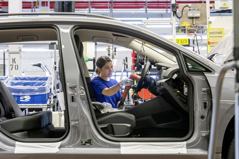 Lenkradmontage des Golf 8 im Werk Wolfsburg.