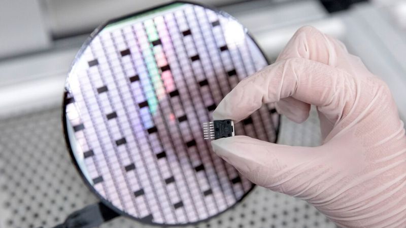 Siliziumkarbid-Halbleiter versprechen größere Reichweiten und schnellere Ladevorgänge von Elektroautos. Im Bosch-Standort Reutlingen ist nun die Serienproduktion von SiC-Chips angelaufen. Das Unternehmen strebt an, weltweit führend bei der Herstellung von Siliziumkarbid-Bausteinen für die Elektromobilität zu werden.