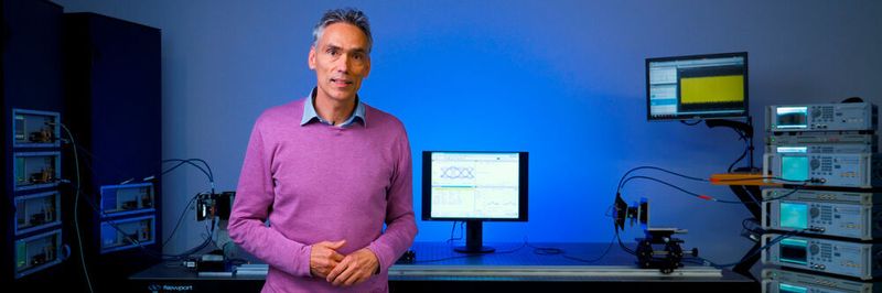 Hochgeschwindigkeits-Funksysteme: Prof. Dr. Ullrich Pfeiffer von der Universität Wuppertal im 6G-Kommunikationslabor.