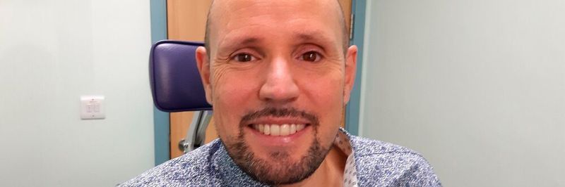 Steve Verze ist der erste Patient weltweit, der am 25. November 2021 im Moorfields Eye Hospital in London mit einer vollständig digital gedruckten Augenprothese versorgt wurde.