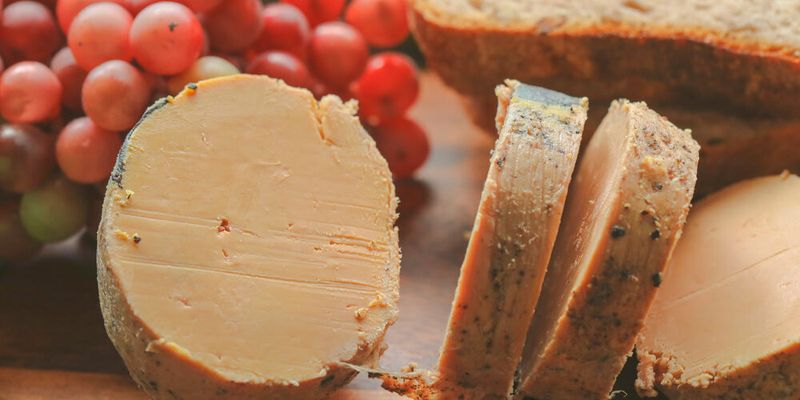 Aufgrund ihrer Herstellungsweise ist Gänsestopfleber (franz. „foie gras“) schon lange in der Kritik und in vielen Ländern inzwischen verboten. (Symbolbild)