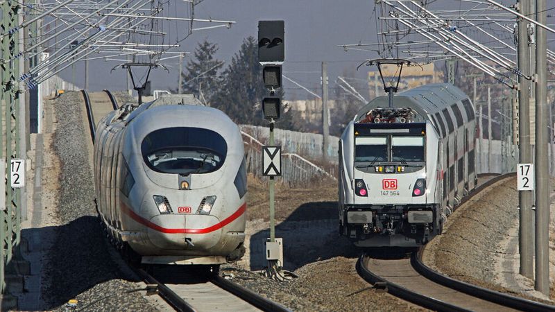 Auf acht der zehn stärksten innerdeutschen Flugstrecken sollen zusätzliche ICE mit weniger Zwischenhalten fahren, die sogenannten Sprinter.