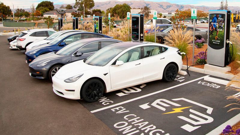 Ladesäulen von Volta Charging bieten großformatige digitale Werbeflächen.