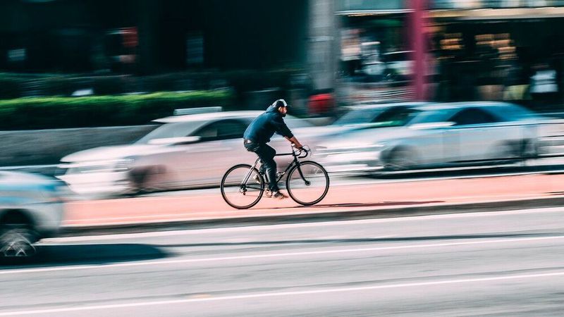 Für Radfahrer können Ablenkungen im Verkehr gefährlich werden.