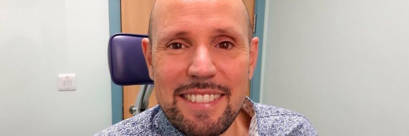 Steve Verze ist der erste Patient weltweit, der am 25. November 2021 im Moorfields Eye Hospital in London mit einer vollständig digital gedruckten Augenprothese versorgt wurde.