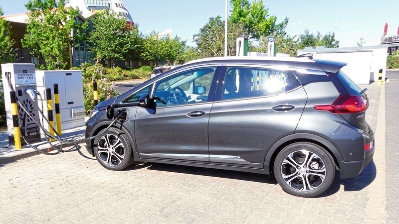 Zu langsames Laden nervt deutsche E-Auto-Fahrer am meisten.