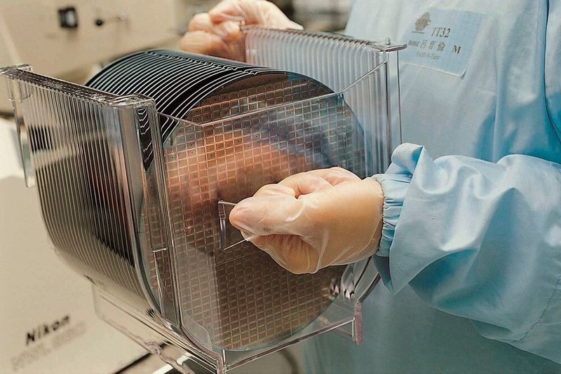 Angesichts der aktuellen Halbleiter-Engpässe werden Autobauer nach Einschätzung von Marktforschern verstärkt eigene Chips entwickeln.