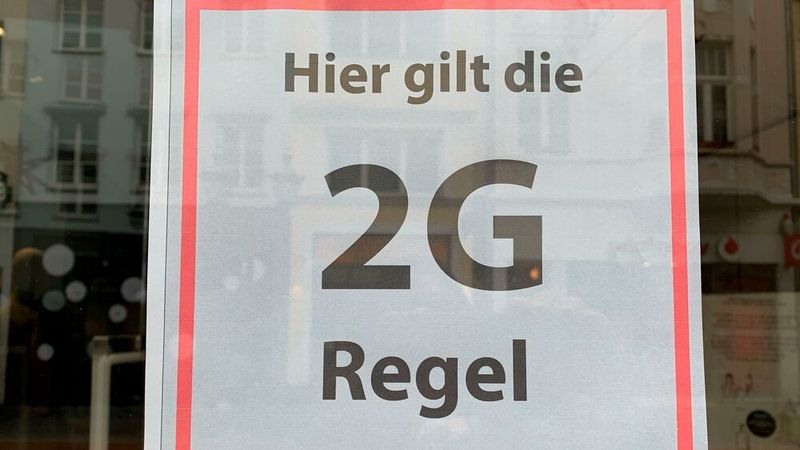 Kunden müssen gleich am Eingang über die geltenden Regeln informiert werden. Die Kontrolle der 2G-Regel kann meist im Geschäft erfolgen.
