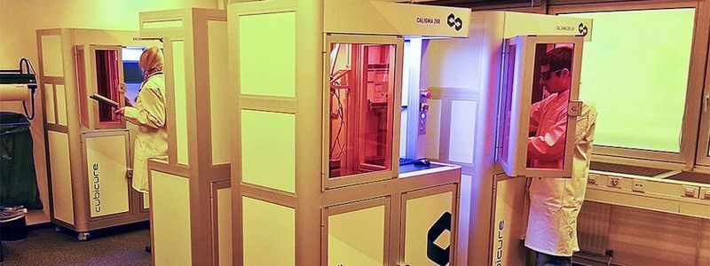 Umfassender Schutz bei einfacher Zugänglichkeit: Daher setzt Cubicure auf Maschinenkabinen auf Basis der Baureihe XMS von item.