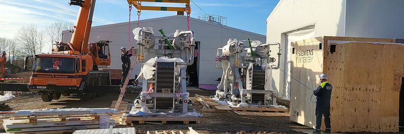 Die Baustelle der H₂-Anlage in Wunsiedel: Anlieferung des Elektrolyseurs.