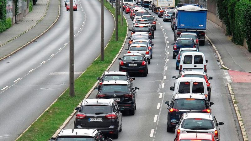 Staus bedeuteten rund 40 Stunden Zeitverlust für typische Auto-Pendler im Jahr 2021.
