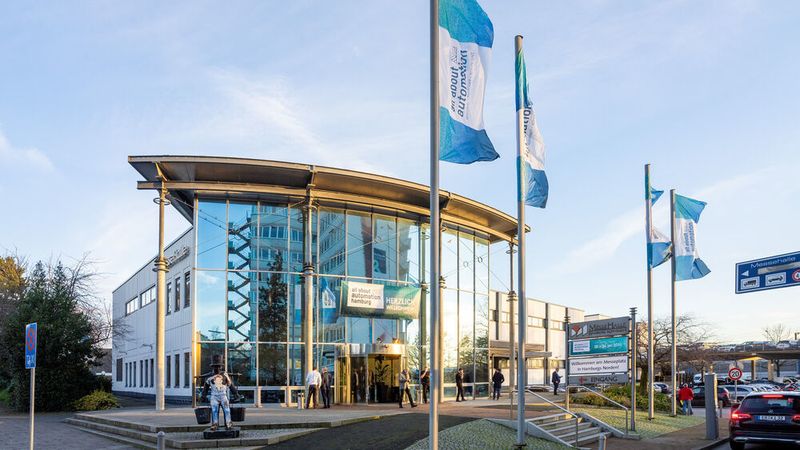 In der Messehalle Hamburg Schnelsen wehen im Juni 2022 wieder die Flaggen der All About Automation.