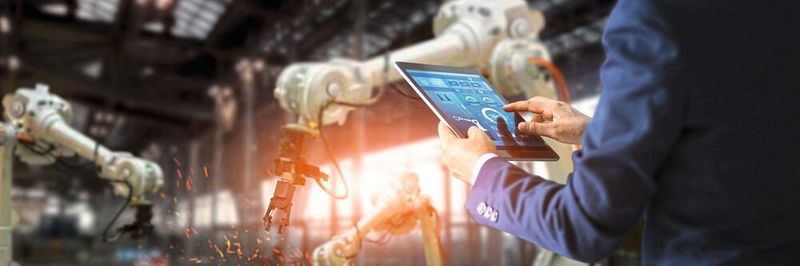 Transparent, flexibel, wirtschaftlich: Um wettbewerbsfähig zu bleiben, müssen produzierende Unternehmen alsbald das Konzept Industrie 4.0 verwirklichen.