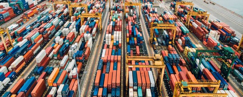 China bleibt auch 2021 die zweitgrößte Volkswirtschaft der Welt. Doch über das Jahr hat die Wachstumsdynamik von über 18 Prozent im ersten auf 4,9 Prozent im dritten Quartal abgenommen.