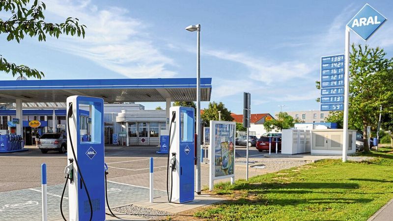 Eine Aral-Tankanlage mit Elektro-Schnellladesäulen.