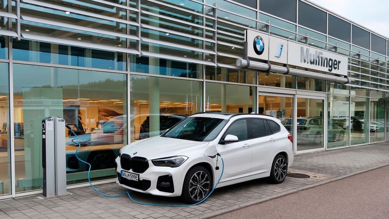 Sowohl für BMW als auch für Renault gibt es im Autohaus Mulfinger Ladesäulen.