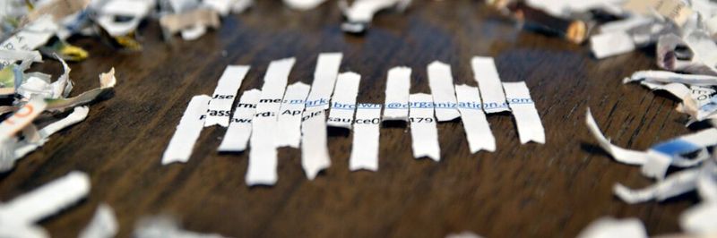 Um wirklich sicher zu sein, dass weder Inhalte noch Metadaten erkannt werden, bietet sich das sogenannte Metadaten-Shredding an.