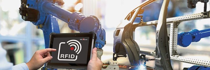 Über RFID-Tags an den Bearbeitungsstationen werden die Tablets der Werker erkannt und mit der passenden Visualisierung bespielt.