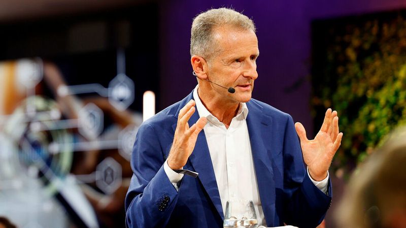 Herbert Diess bleibt Volkswagen-Chef und soll sich künftig noch gezielter um die Software-Einheit Cariad kümmern.