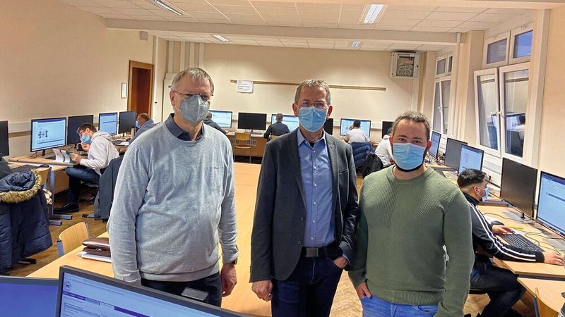 Am Prüfungsstandort Mönchengladbach informierte sich Präsident Frank Mund (Mitte) bei Sven May, Schulleiter BKFT Berufskolleg Rheydt-Mülfort für Technik (links), zusammen mit Alexander Brand, Referent Berufsbildung beim Kfz-Gewerbe NRW, über den Ablauf der Prüfung.
