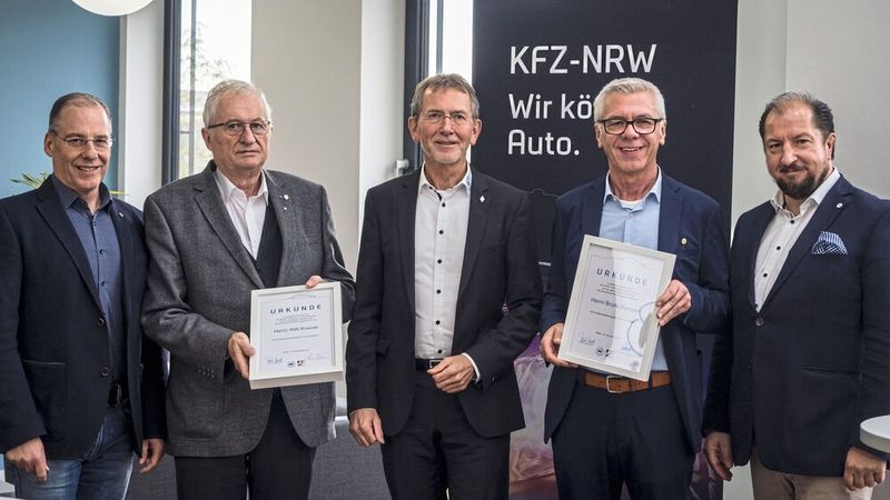 Ehrungen für langjährige Vorstandsarbeit in NRW: (v. l.) Klemens Hellenbrand, Geschäftsführer Technik und Berufsbildung, Willi Krause, Präsident Frank Mund, Bruno Kemper und Hauptgeschäftsführer Marcus Büttner.
