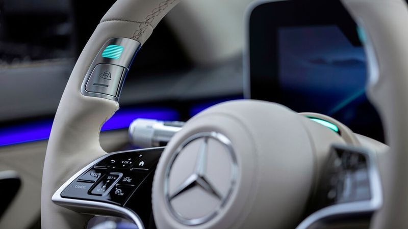 Die Bedienelemente für den Drive Pilot sitzen im Lenkradkranz oberhalb der Daumenmulden rechts und links.