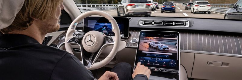 Während der hochautomatisierten Fahrt, ermöglicht Drive Pilot dem Fahrer sich vom Verkehrsgeschehen ab- und bestimmten Nebentätigkeiten zu zuwenden. Zum Beispiel mit den Kollegen via In-Car-Office zu kommunizieren, Mails zu schreiben, im Internet zu surfen oder entspannt einen Film anzuschauen.