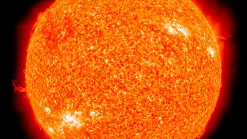 Unter Druck: Im Inneren der Sonne verschmelzen Wasserstoffatome bei rund 16 Millionen Grad Celsius und einem Druck von etwa 200 Milliarden Atmosphären. Diese Kernfusion setzt sehr viel Energie frei. Auf der Erde lässt sich ein so hoher Druck in den Fusionsreaktoren nicht realisieren. Damit die Fusion zündet, sind daher umso höhere Temperaturen nötig – im Inneren des Plasmas rund 150 Millionen Grad.