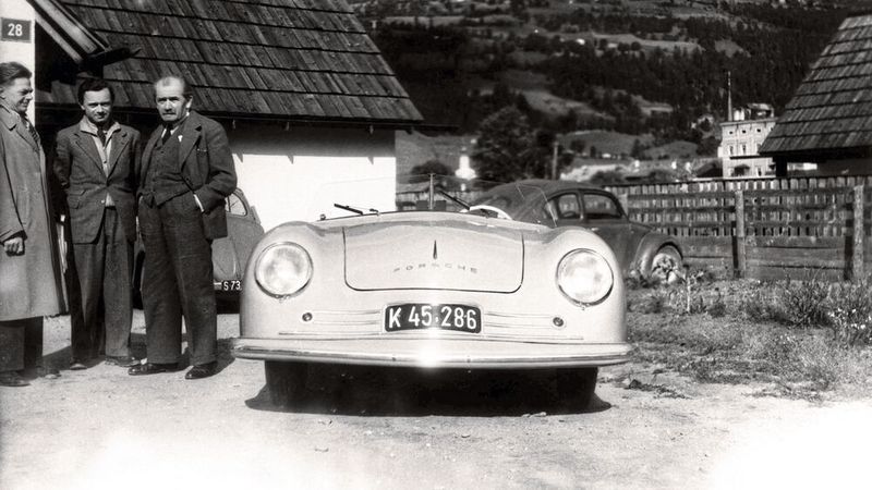 Von Anfang an dabei: Bereits die Karosserieform des ersten Porsche, des 356/1 Roadster von 1948, hatte Erwin Komenda (l.) entworfen. Hier im Bild mit Ferdinand Porsche und Sohn Ferry (v. r.).