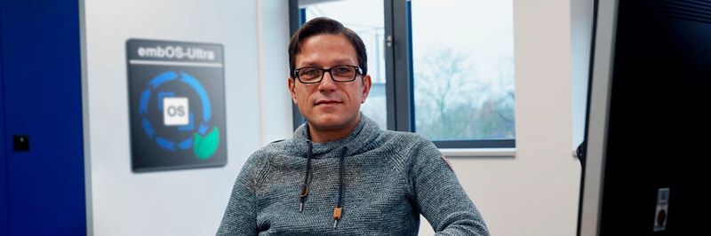 Martin Cröll in seinem Büro in Monheim am Rhein. Als Software Lead Architect war er für die Entwicklung des ersten RTOS mit Cycle-Resolution-Timing verantwortlich.