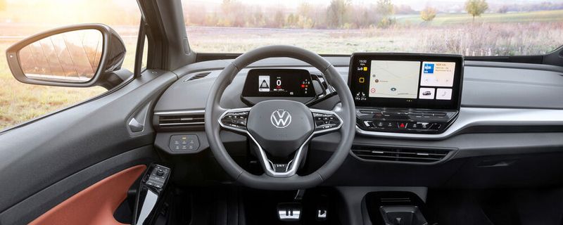 Schon die Instrumententafel aktueller Autos – hier das Interieur des aktuellen VW ID.4 – zeigt, dass ohne den Einsatz zahlreicher Halbleiter in modernen Fahrzeugen nichts mehr geht. Ein neuralgischer Punkt – weswegen die Autokonzerne unabhängiger von externen Lieferanten werden wollen.
