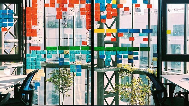 Häufig heißt es in Abteilungen, die das erste Mal mit dem Thema „agile Prinzipien“ konfrontiert werden, auf die eine oder andere Art „Ach, so haben wir schon immer gearbeitet“. Dennoch zeigt sich später in der Praxis, dass sich Agilität auch in diesen Bereichen nicht immer hochskalieren lässt. Wie kommts?