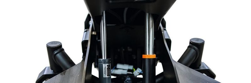 In Kooperation mit der Nold Hydraulik + Pneumatik GmbH integrierte Industrie-Gasdruckfeder von ACE (links) unterstützt die Hubkraft des elektrischen Liftmotors im Pflege- und Stehrollstuhl PR Biolution der Paravan GmbH.